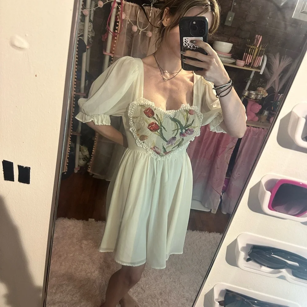 💕 Floral Embroidered Cream Dress - Picture 1 of 3